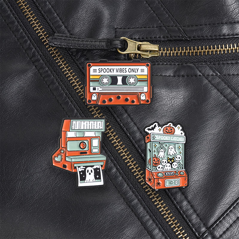 Vintage Vibes Fashion - Gruselige Polaroid-Geisterkamera Emaille-Anstecknadel, Retro-Halloween-Brosche mit weißem