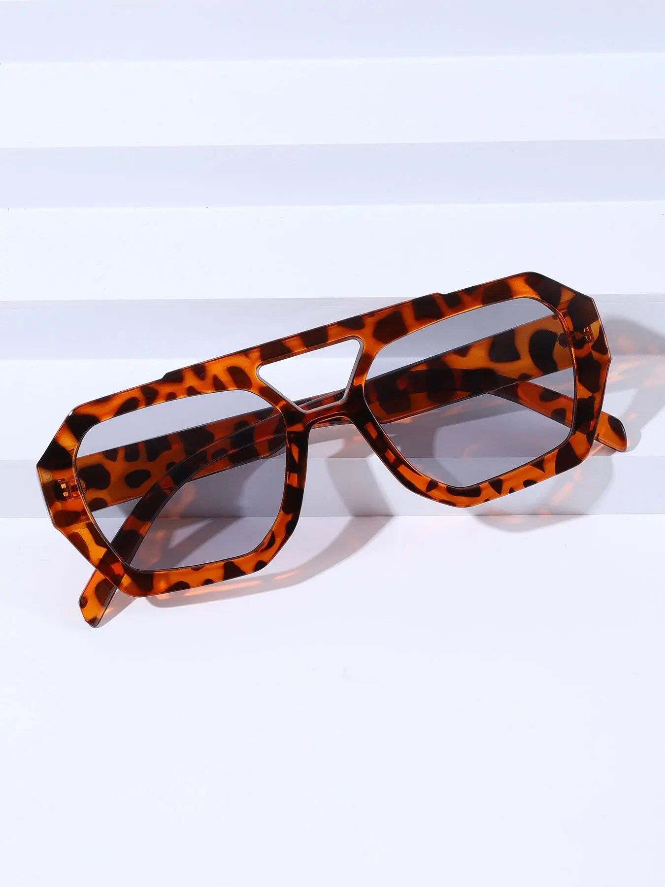 Modische Vintage Quadratische  – Vintage Fashion Brands Bewertung und Preis
